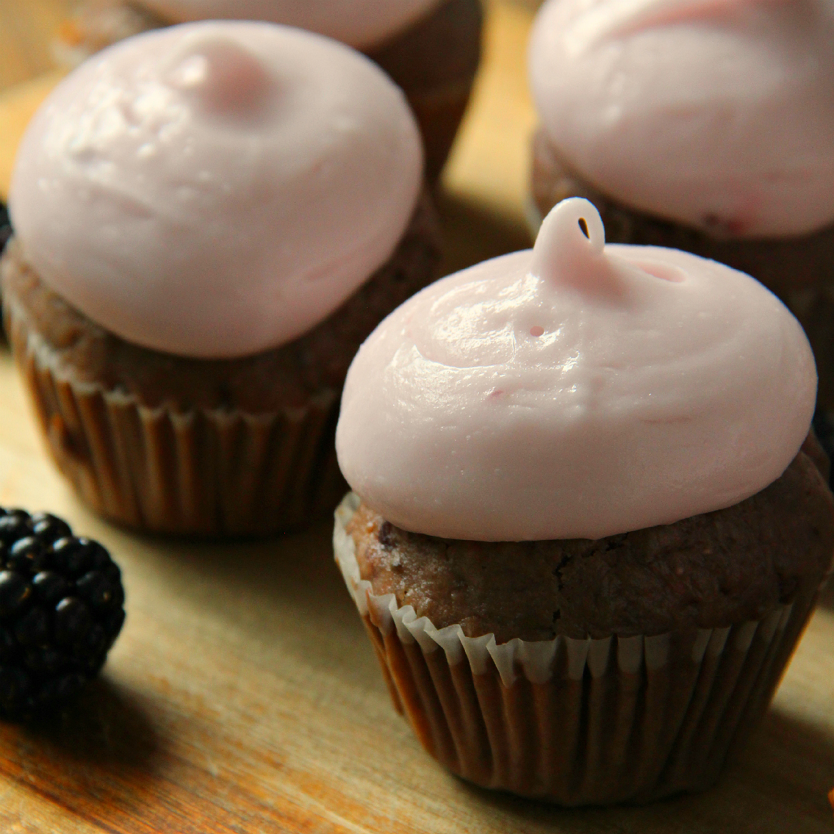 Vegan Blackberry Cupcakes & Cream Cheese Frosting - The Vegan Eskimo